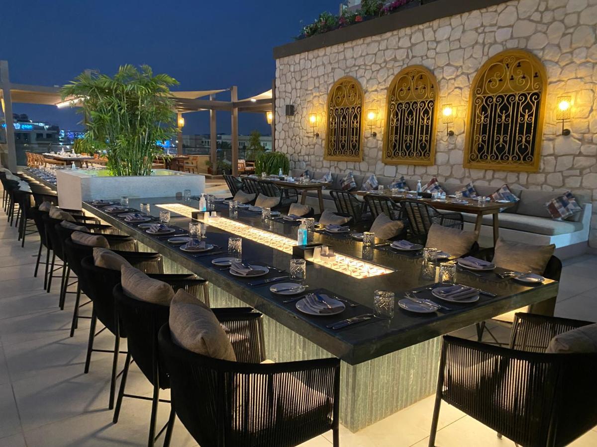Crowne Plaza - West Cairo Arkan By Ihg 6th of October City Exterior foto The rooftop bar at the hotel