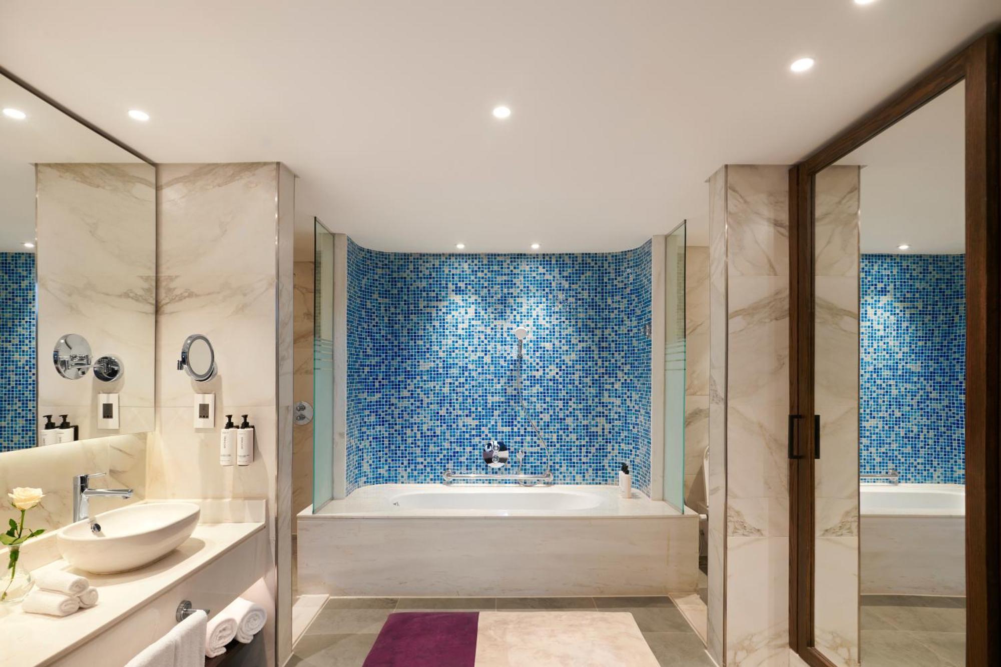 Crowne Plaza - West Cairo Arkan By Ihg 6th of October City Exterior foto Bathroom